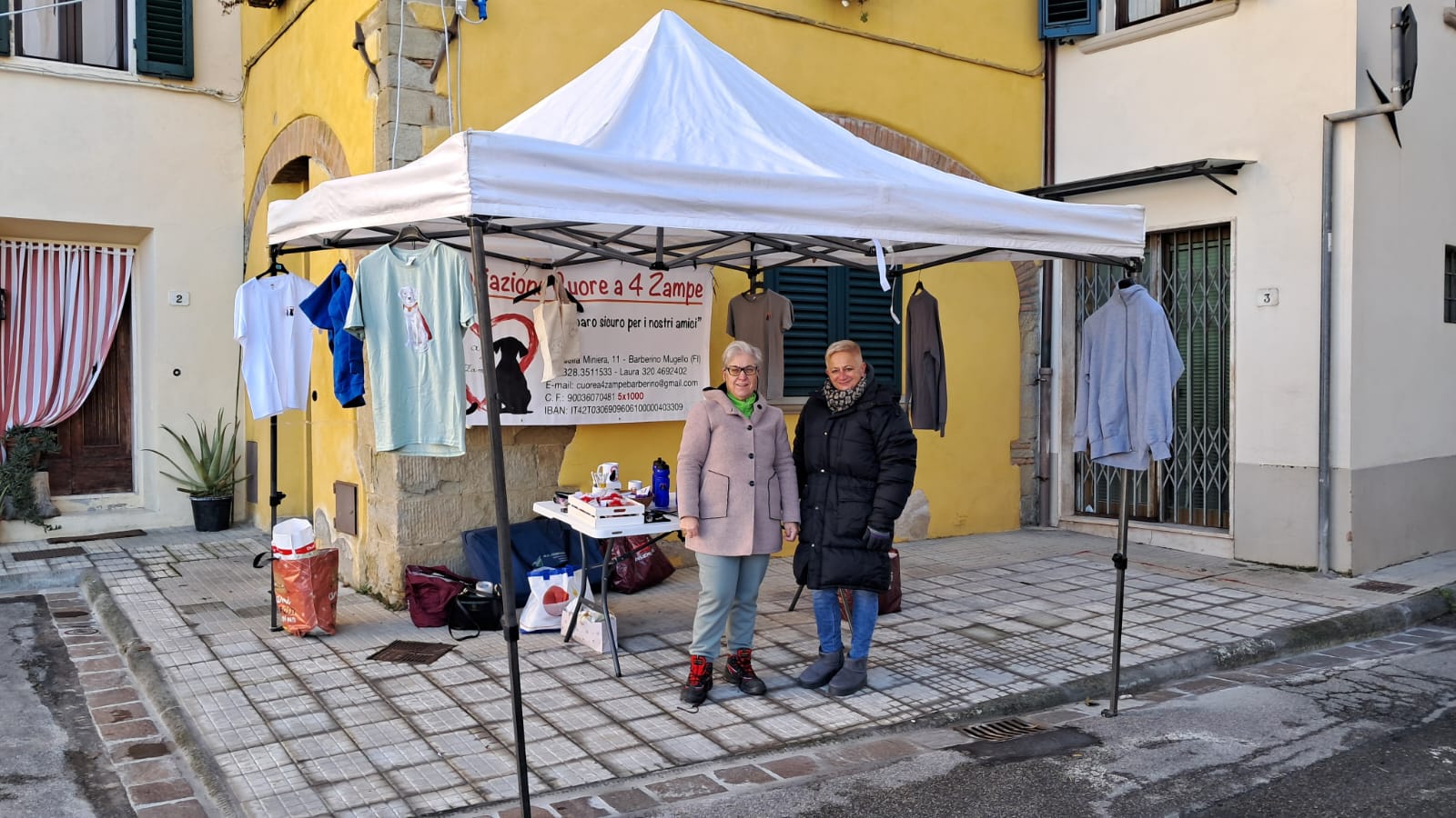 Stand al mercatino di beneficenza